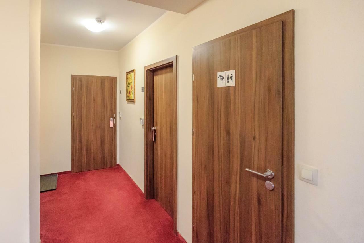 Botanik Hostel Познань Экстерьер фото