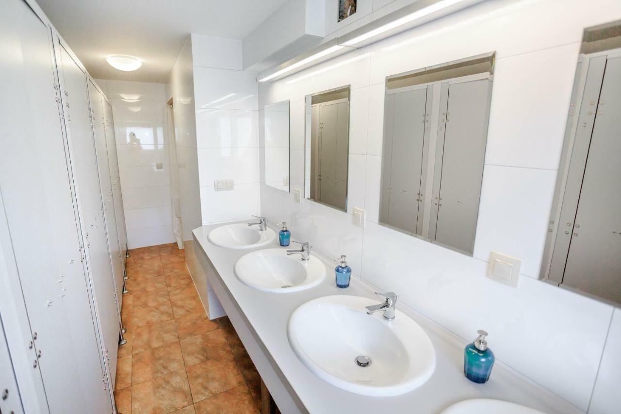 Botanik Hostel Познань Экстерьер фото